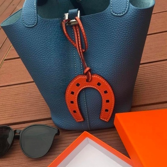 Celebrity look horseshoe purse charms in faux leather orange with white thread - Picture 2 of 4